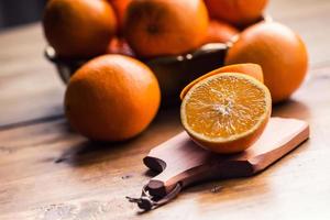frische Orangen. Orangen schneiden. orange manuelle Methode gedrückt. foto