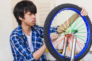 Junge repariert Fahrrad, mechanisches Hobby und Reparaturkonzepte. foto