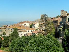 Blick auf ein altes Dorf in Italien foto