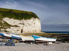 Fischerboote und weiße Klippen in Südengland foto