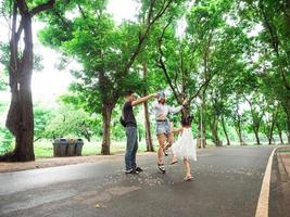 im freien natur park grün öffentliche straße urlaub familie eltern mutter vater baby kind kind porträt schönheit umarmung kuscheln falten liebe picknick lustig genießen lebensstil glücklich valentin romantik hochzeit zusammen foto