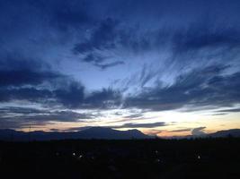 schöne Landschaftsansicht mit Sonnenaufgang foto