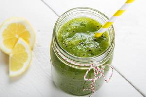 frischer grüner Bio-Smoothie mit Salat, Apfel, Gurke, Ananas foto