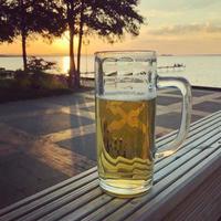Bierglas mit Sonnenuntergang foto