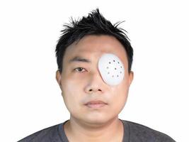 asiatische Männer tragen Augenmasken, Sonnenschutz, Staubmasken, Masken nach einer Behandlung oder Operation, was zu einer verminderten Sicht auch bei kleinen Löchern führt. an einem kühlen, trockenen Ort ohne direkte Sonneneinstrahlung lagern. foto