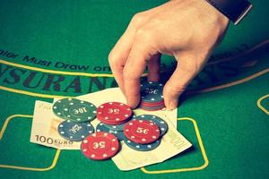 Mann wetten mit Pokerchips. horizontales Bild. Vintage-Stil. foto