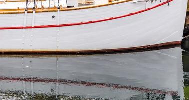 verschiedene Poller und technische Einrichtungen des Schiffsverkehrs in einem Hafen foto