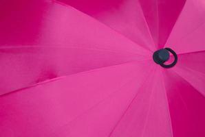 Nahaufnahme der bunten Oberflächen eines regenfesten Regenschirms foto