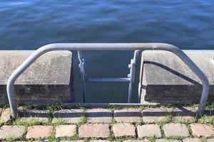 verschiedene Poller und technische Einrichtungen des Schiffsverkehrs in einem Hafen foto