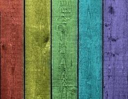 verwitterter regenbogenfarbener holzbretthintergrund. textur mit kopierraum. foto