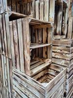 Stapel alter Holzkisten in einem Regal zum Verkauf in einem Geschäft foto