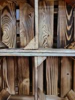 Stapel alter Holzkisten in einem Regal zum Verkauf in einem Geschäft foto