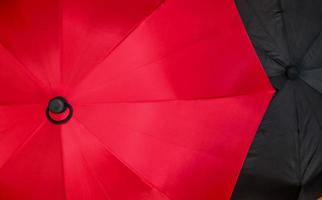 Nahaufnahme der bunten Oberflächen eines regenfesten Regenschirms foto