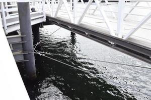 verschiedene Poller und technische Einrichtungen des Schiffsverkehrs in einem Hafen foto