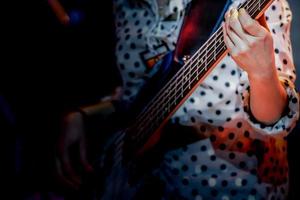 Fingerstyle-Bass, aus Erfahrung erfahrener Künstler. foto