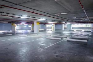 leerer Parkplatz im Gebäude am Nachmittag foto