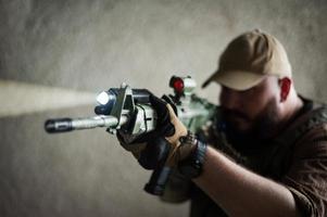 bewaffneter Soldat bereit für den Kampf. militärisches Konzept. foto