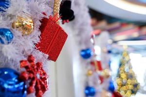 weihnachtsbaum weiß und grün und neujahrsdekoration im kaufhaus. foto