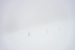 Skifahrer auf der Piste an nebligen Tagen foto