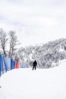 blaues Sicherheitsnetz auf der Skistraße foto