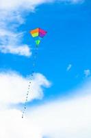bunte drachen fliegen im wind hintergrund blauer himmel foto