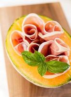 frische Melone mit Schinken und Basilikum