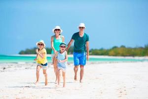 junge Familie im Urlaub foto