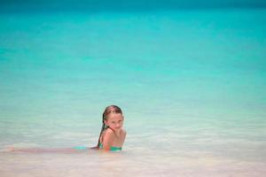 entzückendes kleines Mädchen am Strand während der Sommerferien foto