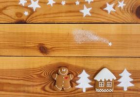 Weihnachtslebkuchenplätzchen auf Holzuntergrund foto