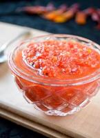 frisches Tomatenchutney mit Knoblauch foto