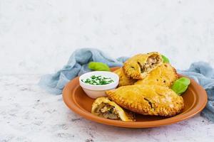 gebackene Empanadas auf weißem Hintergrund foto
