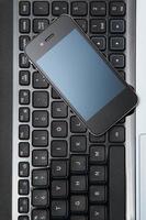 Smartphone- und Laptop-Tastatur foto