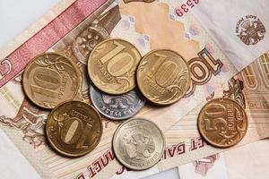 Russische Rubel-Banknoten und -Münzen foto
