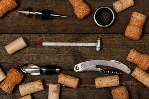 verschiedene Werkzeuge für Wein foto