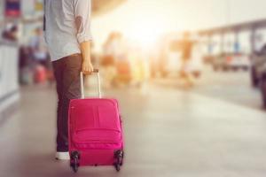 junger Reisender mit Gepäckkoffern am internationalen Flughafen, Reisekonzepte foto