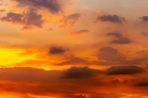 schöner sonnenaufgang sonnenuntergang himmel für den hintergrund foto