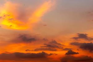 schöner sonnenaufgang sonnenuntergang himmel für den hintergrund foto