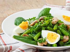 Pilzsalat mit grünen Bohnen und Eiern foto