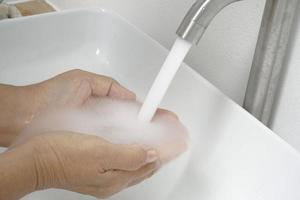 Frauen waschen sich die Hände foto