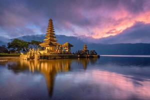 alte Pura ulun danu bratan Tempelreflexion mit buntem Himmel bei Sonnenaufgang foto