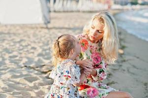 mutter und schöne tochter haben spaß am strand. Porträt einer glücklichen Frau mit einem süßen kleinen Mädchen im Urlaub. foto