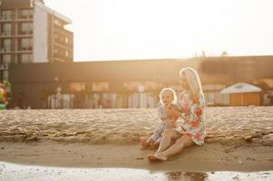 mutter und schöne tochter haben spaß am strand. Porträt einer glücklichen Frau mit einem süßen kleinen Mädchen im Urlaub. foto