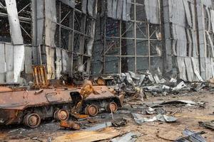 Krieg auf ukrainischem Flughafen von russischen Truppen zerstört foto