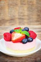 Souffle Cake mit frischen Himbeeren, Blaubeeren und Erdbeeren