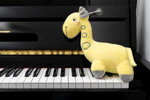 gelbe Giraffenpuppe am Klavier foto