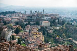 bergamo, lombardei, italien, 2016. ansicht von bergamo von citta alta foto