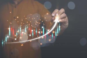 geschäftswachstumsdiagramme, finanzen, aktienhandel, investitionsanalyse und börsenanalysekonzept. Geschäftsmann-Berührungspunkt auf höherem Geschäftswachstumsdiagramm, Marktanalyse. foto