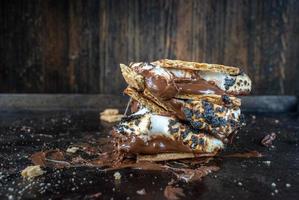 Geschmolzene unordentliche S'mores stapeln sich mit gerösteten Marshmallows foto