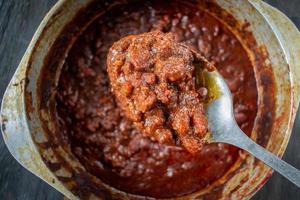 hausgemachter topf mit rustikalem chili mit bohnen flach liegend foto