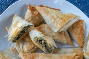 Spanakopita griechische Spinat-Blätterteig-Kuchen-Dreiecke foto